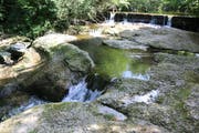 Lebenswichtig: Kleine Wasserfälle bringen Sauerstoff ins Wasser.
