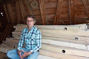 Musiker Stefan Baumann sitzt auf den Holzlatten seines «Lautsprecherorchesters» (Bild: Corinne Bischof)