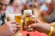 Während der Fussball-WM steigt der Bierkonsum. (Bild: Alexandra Wey/KEYSTONE)