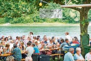 Impressionen vom letztjährigen Rheinfest: Die Gäste geniessen die Atmosphäre direkt am Rheinufer. (Bild: Andrea Stalder)