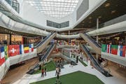 Der Innenbereich der Mall of Switzerland. (Bild: Dominik Wunderli (Ebikon, 11. Juli 2018))