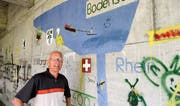 Armin Benz hat im Jahr 1976 zusammen mit seinen Sechstklässlern die Graffiti unter der Autobahnbrücke geschaffen. (Bild: Philipp Stutz)