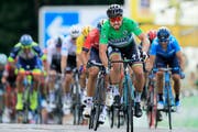 Peter Sagan (im grünen Trikot) fährt als Erster durchs Ziel (Bild: Peter Dejong/Keystone (Quimper 11. Juli 2018))