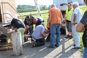 Ein Mann liegt am Boden: Helfer frischen beim Parcours des Samaritervereins ihr Wissen in Erster Hilfe auf. (Hannelore Bruderer)