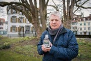 Dölf Sutter von der Genossenschaft Unterer Brühl mit einer Flasche Aurin. Er sammelte Olma-Urin dafür. (Bild: Urs Bucher, 22. März 2016)
