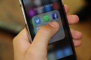 Viele Schüler kommunizieren via «WhatsApp» mit Klassenkameraden und Lehrern. (Bild: Carmen Epp (Altdorf, 11. Juli 2018))