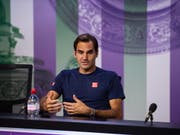 Das Schlimmste für einen Tennisspieler: Roger Federer beim Erklären seiner Niederlage vor den Medien (Bild: KEYSTONE/EPA AELTC/AELTC/FLORIAN EISELE)
