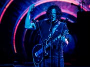 Der US-amerikanische Sänger und Songwriter Jack White gibt sich am Dienstagabend auf der Bühne des Auditorium Stravinski schrill, kunstvoll und authentisch. (Bild: KEYSTONE/VALENTIN FLAURAUD)