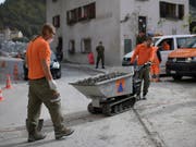 Die Sicherheitsdienstpflicht soll Bestandeslücken füllen: Zivilschützer, hier im Einsatz nach den Murgängen in Bondo. (Bild: KEYSTONE/GIAN EHRENZELLER)
