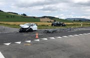 Nach der Kollision liegen Fahrzeugteile auf der Strasse. (Bild: Luzerner Polizei (Gunzwil, 11. Juli 2018))