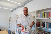 Richard Lehner stellt seine Sommerempfehlungen im Leseraum der Bibliothek vor. (Bild: Vivien Huber)