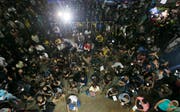 Das Höhlendrama als globales Echtzeitereignis. Journalisten warten auf die Rettung der Buben. (Bild: Sakchai Lalit)