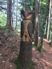 Im Wald auf der Wolzenalp bei Krummenau thront eine geschnitzte Eule. (Bild: PD)