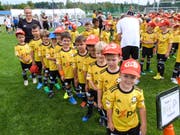 Leiterin Tanja mit den jüngsten Teilnehmern des Aadorfer Fussballcamps (Bild: Kurt Lichtensteiger)