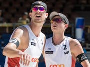 Erfolgreicher Auftakt ins Turnier von Gstaad für die Beachvolleyballer Adrian Heidrich (links) und Mirco Gerson (Bild: KEYSTONE/PETER SCHNEIDER)