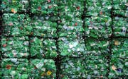 Alte PET-Flaschen sind der Rohstoff der Poly Recycling AG. (Bild: Reto Martin)