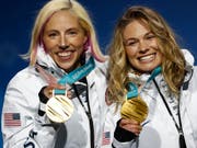 Kikkan Kikkan Randall (links) und Jessica Diggins feiern ihre Sprint-Goldmedaille (Bild: KEYSTONE/AP/PATRICK SEMANSKY)