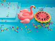Flamingo oder Melone – diesen Sommer sind die Luftmatratzen nicht nur bunt, sondern auch übergross. In Badeanstalten sind die Schwimmtiere bislang kaum gesichtet worden. (Bild: Getty)