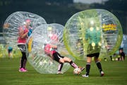 Bei Bubble-Soccer geht es ruppig zu und her. (KEYSTONE/Urs Flueeler)