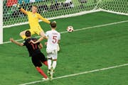 Das goldene Tor: Mario Mandzukic bezwingt Jordan Pickford in der 109. Minute zum 2:1. Rechts erhält Englands Harry Kane Trost vom Teamkollegen Eric Dier. (Bild: Bilder: Darko Bandic, Francisco Seco/AP)