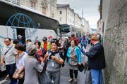Zwei Minuten zu Fuss in die Altstadt: Touristen am Salzburger Reisebus-Terminal Paris-Lodron-Strasse. Bild: Salzburger Nachrichten/Robert Ratzer