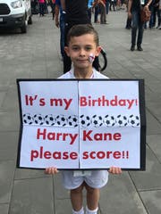 Dieser kleine Fan will an seinem Geburtstag nur eins: Tore von Harry Kane. (Bild: Raphael Gutzwiler)