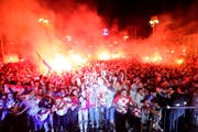 Ausnahmezustand in einem Public-Viewing in Zagreb. (Bild: AP Photo/Nikola Solic)