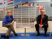 Die Mymik spricht Bände - Angela Merkel traf heute in Brüssel auf einen wütenden Donald Trump. (Bild: Markus Schreiber/AP)