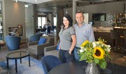Haben gemeinsam einen neuen Lebensabschnitt begonnen: Martina Martoncikova und Hansjörg Schiess in ihrem Hotel im Kanton Graubünden. (Bild: Mario Testa)