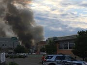 Nach der Explosion stieg in der Stadt Sun Prairie im US-Bundesstaat Wisconsin eine dicke Rauchsäule in den Himmel. (Bild: KEYSTONE/AP/TODD RICHMOND)
