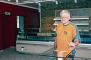 Noch sind die Regale leer: Albert Gätzi in der neuen Bäckereifiliale an der an der Romanshornerstrasse. (Bild: Manuela Bruhin)