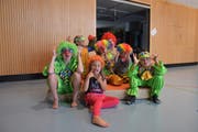 Grimassen schneiden können sie gut - die Kinder haben sichtlich Spass an ihrer Clown-Rolle. (Bild: Miranda Diggelmann)