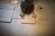 Konzentriert machen sich die Kinder an die Arbeit.