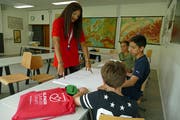 Lehrerin Georgina Streule unterrichtet englischsprechende Jugendliche in Deutsch.(Bild: Beat Christen, Engelberg, 11. Juli 2018)