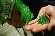 Aus einer PET-Flasche wird Granulat: Die Poly Recycling in Weinfelden ist in der Schweiz führend in Sachen PET-Wiederverwertung. (Bild: Reto Martin)