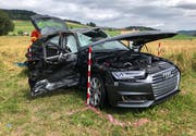 Die starke Beschädigung am Auto zeugt vom heftigen Crash. (Bild: Luzerner Polizei (Gunzwil, 11. Juli 2018))