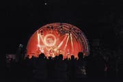 Auf der kleinen Bühne des Open Ear Festivals spielen am Samstag mehrere Bands. (Bild: Michael Hug)