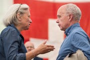 Silvia Bär, stellvertretende SVP-Generalsekretärin, spricht an einer Delegiertenversammlung der Partei mit SVP-Bundesrat Ueli Maurer. (Bild: Patrick Huerlimann, Keystone (23. Juni 2018)).