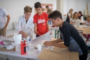 Mischen und Malen: Schüler lernen im Architekturforum praxisnah, welche Farbe wie auf einen Raum wirkt (Bild: Benjamin Manser)