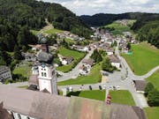 Das Kloster thront gleichsam über dem Dorf, vielleicht wacht es aber auch über die Bewohner. (Bilder: Reto Martin)
