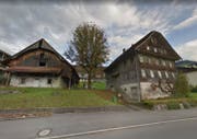 Bei der heutigen Scheune (links) ist die Einfahrt zum neuen Ökihof geplant. (Bild: Google Maps)