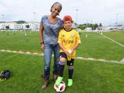 Der neunjährige Elgger Can Luca Forster mit seiner Mutter Ursina. (Bild: Kurt Lichtensteiger)