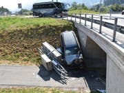 An der Böschung kam der total beschädigte Wagen zum Stillstand. (Bild: Kapo GR)