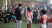 Leibchenpräsentation: Coach Coutard (Max Boublil, links) mit seiner Nummer 10, Emmanuelle (Vanessa Guide). (Bild: Praesens Film)