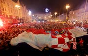 Kroatische Anhänger feiern in Zagreb den Sieg über England. (Bild: Keystone)