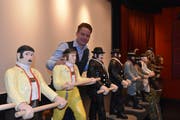 Yves Noël Balmer, Präsident des Vereins Cinétreff, mit den Blochfiguren. (Bild: APZ)