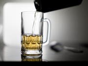 Höchstens zwei Glas Bier am Tag für Männer und höchstens eines für Frauen: Die Eidgenössische Kommission für Alkoholfragen hat ihre Empfehlungen für einen unproblematischen Alkoholkonsum nach unten korrigiert. (Bild: KEYSTONE/GAETAN BALLY)