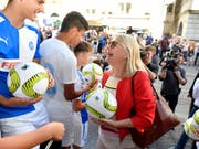Gegner und Befürworter des neuen Fussballstadions auf dem Hardturm-Areal empfingen am Mittwochabend die Zürcher Gemeinderätinnen und Gemeinderäte und machten auf ihre Anliegen aufmerksam. (Bild: KEYSTONE/WALTER BIERI)