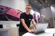Yannick Wey an seinem Arbeitsplatz bei der Data Quest AG. (Bild: Dominik Wunderli)