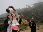 Der 13 Meter hohe «Hollywood»-Schriftzug in den Hügeln oberhalb von Los Angeles ist ein beliebtes Fotosujet bei Touristen. (Bild: KEYSTONE/AP/JAE C. HONG)